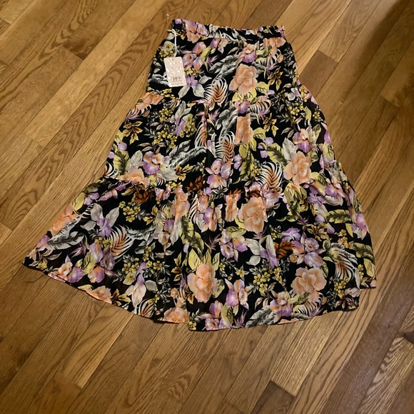 HER skirt - Picture 1 of 3